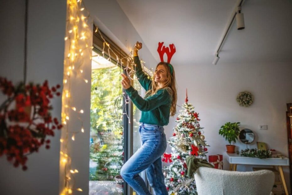 Jeune femme décorant la maison pour les fêtes